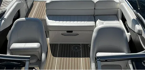 Banquette de bateau avec tapis nautique