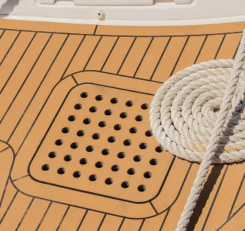Revêtement SeaDek sur mesure dans un bateau