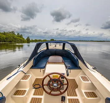 Bateau équipé d'un revêtement SeaDek