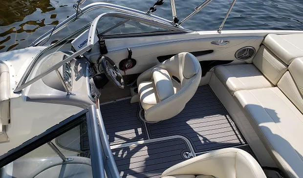 Intérieur de bateau équipé d'un revêtement nautique