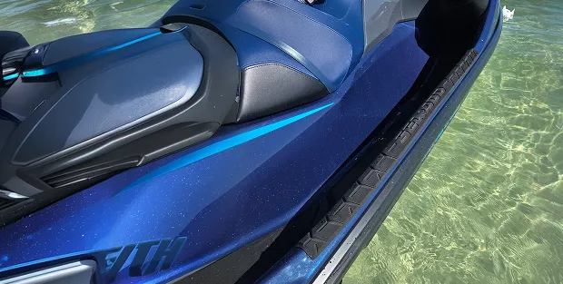 Intérieur de bateau équipé d'un revêtement nautique