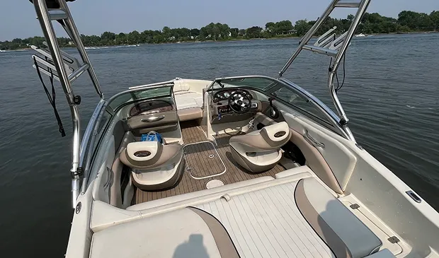Intérieur de bateau équipé d'un revêtement nautique