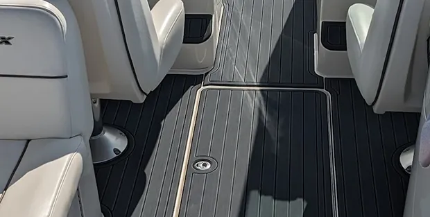 Intérieur de bateau équipé d'un revêtement nautique